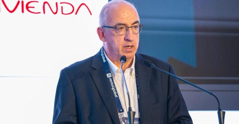 Gerente del Banco de la República rechazó ataques de Petro a miembros de la junta.